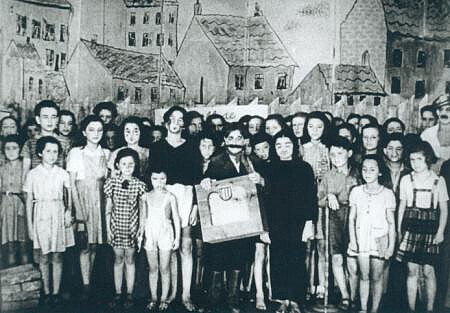 PilsenPlzen_BrundibarGruppenbildTheresienstadt.jpg