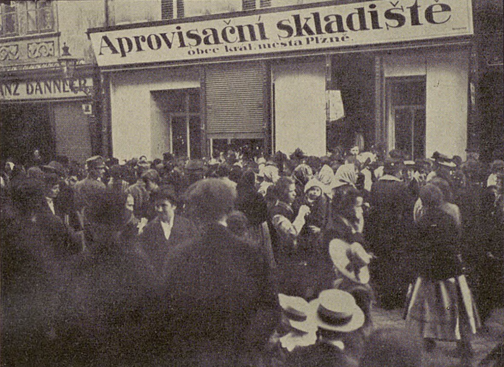 Unrest_in_front_of_aprovisitional_warehouse_in_Plzeň,_1918.png