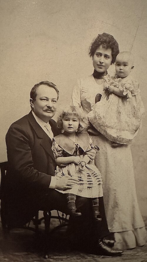Jaroslav_Preiss_s_chotí_Olgou_Preissovou_(Dostalovou_za_svobodna)_a_jejich_2_dcerami.jpg