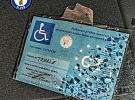 Parkovací průkaz, který neobstál. Na místo přijeli strážníci i policisté
