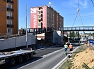 Nová lávka už překlenuje Rokycanskou ulici. Stavební práce potrvají do konce roku