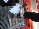 Za dveřmi se ozývalo jen klepání hole. Vnuk tušil, že babička potřebuje pomoc
