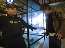 Muž na zastávce nadýchal přes dvě promile. Nakonec skončil v poutech