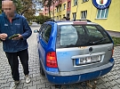 Jen na chvilku zaparkoval na chodníku