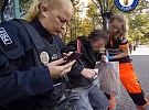 Upadl na zastávce a poranil si hlavu. Pomoc přivolal všímavý kolemjdoucí