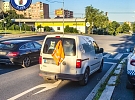 Odstavené vozidlo a řidič sedící v pivnici