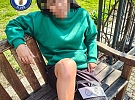 Policií hledaná dívka se slunila na lavičce v centru města     