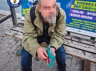 Ráno na zastávce a muž se zraněním na hlavě