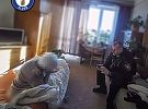 Seniorka strávila celou noc uvězněná ve vaně