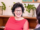 Eva Hubatová slaví 70 let. Radní Eliška Bartáková jí poděkovala za celoživotní tvorbu