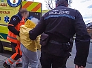 Seniorka v potížích, strážníci přivolali pomoc
