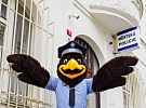 Plzeňští strážníci mají posilu. S preventivními akcemi pomůže nový maskot Eda