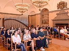 V Plzni začala letní jazyková škola. Studenti češtiny navštívili radnici