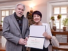 Plzeňský diskžokej Zdeněk Raboch oslavil jubileum. Na radnici přijal gratulaci