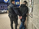 Agresivní podnapilý muž odmítal odejít z nádraží, poplival ostrahu a nakonec skončil na záchytce s pouty