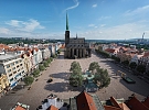 Bitva o zeleň v srdci Plzně: Náměstí Republiky mění parkoviště za stromy, památkáři však hrozí prstem