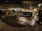 Netradiční podívaná v centru Plzně: Automobil celý zabalený ve fólii