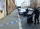Spadlá omítka z domu v Resslově ulici poškodila zaparkované auto