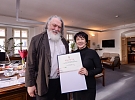 Akademický malíř Josef Mištera oslavil 70. narozeniny. Poblahopřála mu radní Eliška Bartáková
