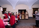 Primátor, hejtman a biskup koledovali na radnici i v ulicích Plzně