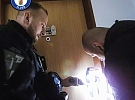 Sousedé uslyšeli volání o pomoc. Strážníci otevřeli byt a poskytovali první pomoc u seniorky