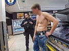 Bez trička v supermarketu, alkohol a pozitivní test na OPL