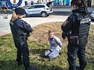 Chtěla jen zaplatit parkovné. Místo toho čelila útoku opilé agresivní ženy.