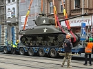 Jeřáb přenesl tank M4 Sherman do vznikajícího muzea osvobození v Plzni