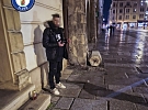 Poničil odpadkový koš a rozbil vitrínu.