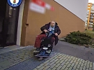Zalomil klíč, zasekl se s vozíkem a potřeboval pomoc