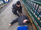 Bezvládný muž na lávce skončil v péči záchranářů
