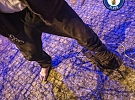 Ležel na zastávce a třásl se zimou. Pomoc strážníků přišla včas.